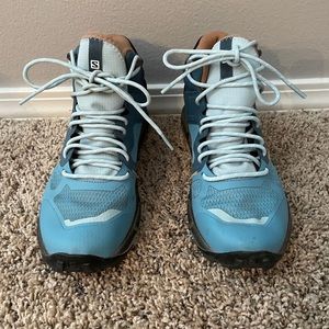 Solomon used women size 7 trail hiking boot.